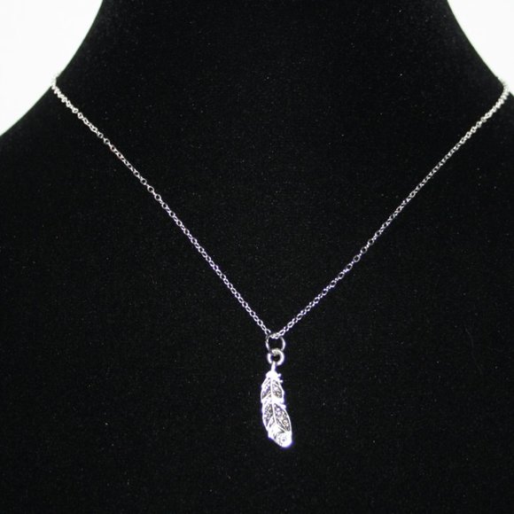 Vintagejelyfish Jewelry - NWoT Silver feather necklace 16"